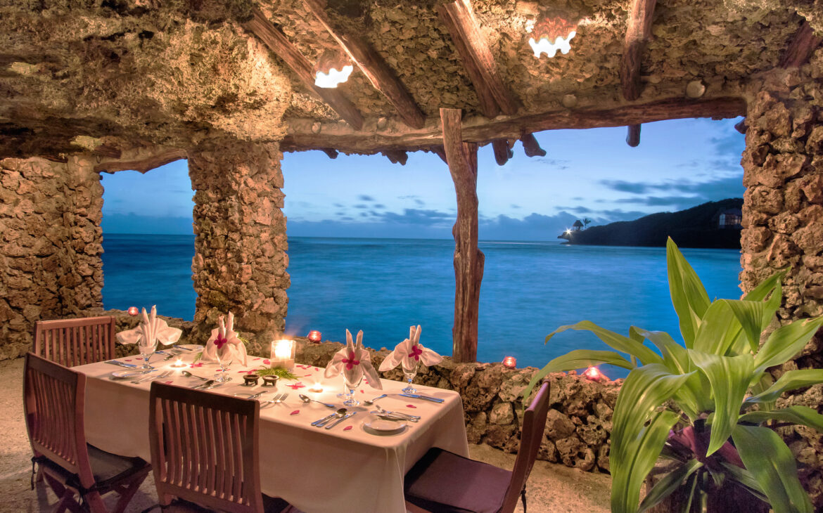 savasi-island-resort-cave-dining